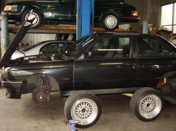 E30-M3 �z�C�[���g�ݕt���O�̃��t�g�A�b�v����Ă���ʐ^